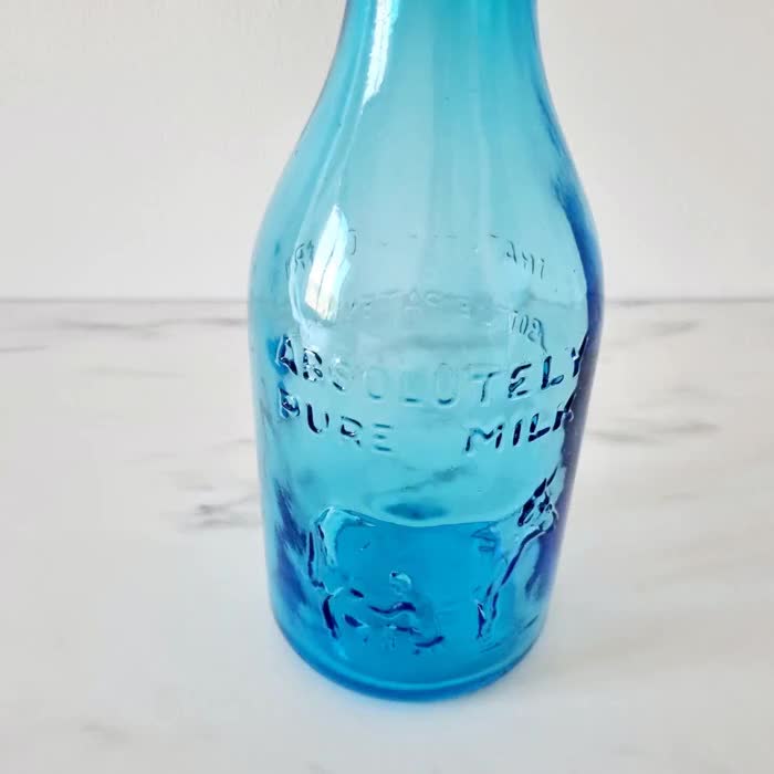 ヴィンテージの青いガラスの牛乳瓶：サッチャーの乳製品の花瓶 - Etsy 日本